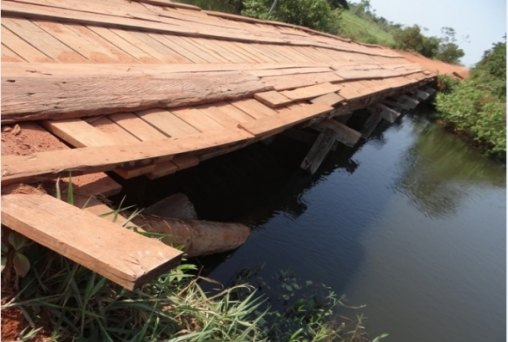 Vândalos colocam fogo na ponte sobre o rio Santa Cruz