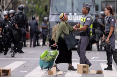 Reintegração tem correria, bombas e incêndio no centro de São Paulo - VÍDEO