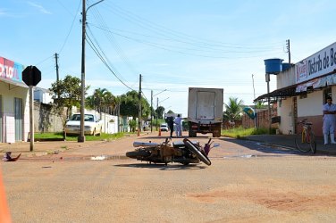 Colisão entre caminhão deixa um ferido