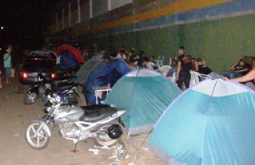 Centenas de pessoas acampam em busca da casa própria