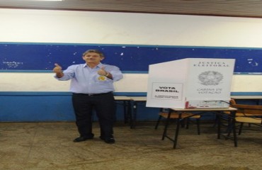 ELEIÇÕES 2010 - Governador João Cahulla espera na fila para votar em Rolim de Moura