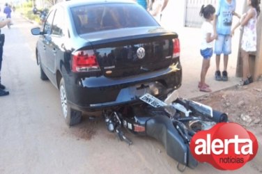 Motoqueiro atropela três pessoas e bate em carro