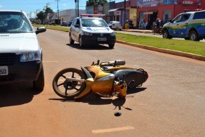 Motorista bate em motoqueiro passa por cima e foge do local