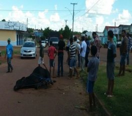 INUSITADO -  Boi escapa de caminhão e causa danos em comércios e veículos