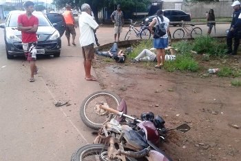 Motociclista desatento provoca acidente de trânsito