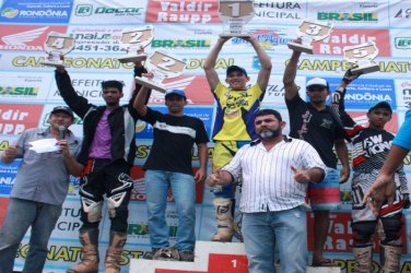 MOTOCROSS - Diego Henning vence e encosta no líder