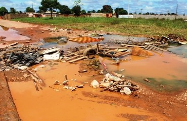 CALAMIDADE– Abandono, lixo e buracos tomam conta de rua da zona Leste; moradores protestam – Fotos