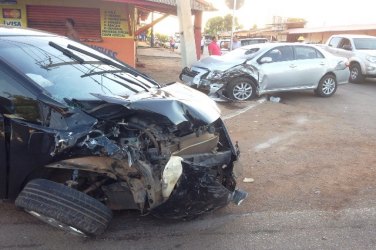 CENA DA CIDADE - Carro avança preferencial e causa grave acidente na Avenida Governador Jorge Teixeira