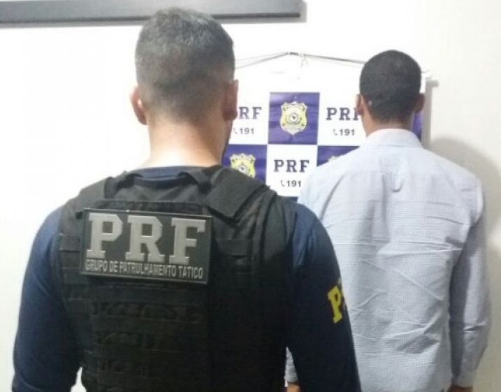 PRF prende foragido da Justiça após abordagem