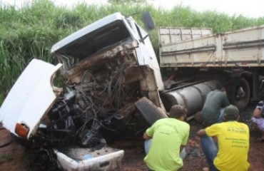 JARU - Colisão frontal entre caminhões na BR 364 deixa vítima fatal