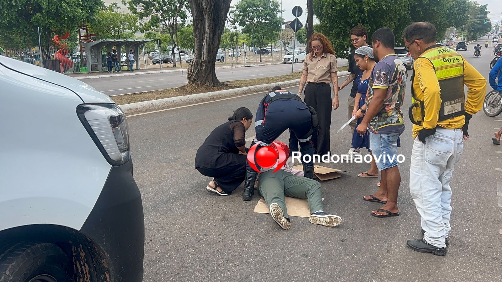 VÍDEO: Mulher fica desacordada e tem convulsão após acidente na frente do shopping