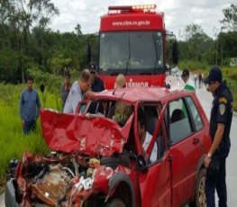 Grave acidente envolvendo carro e caminhão deixa feridos na RO-383