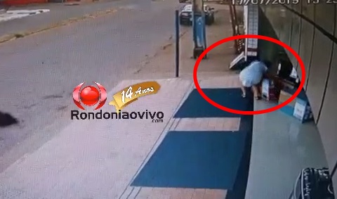 VÍDEO: Idosa se benze antes de ser filmada furtando TV de loja