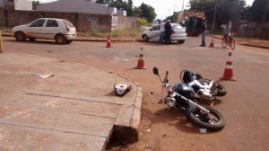 Acidente entre carro e moto deixa homem ferido