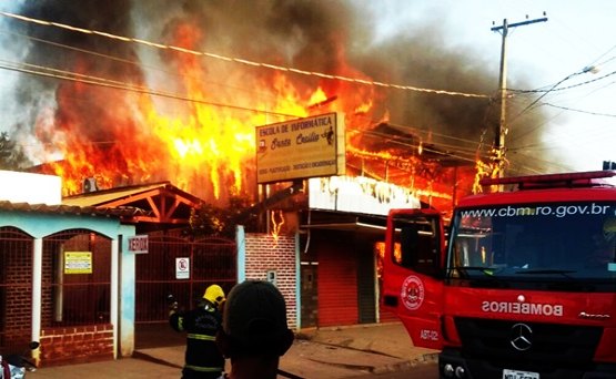 SINISTRO – Borracharia e loja são destruídas por incêndio na capital - VÍDEO