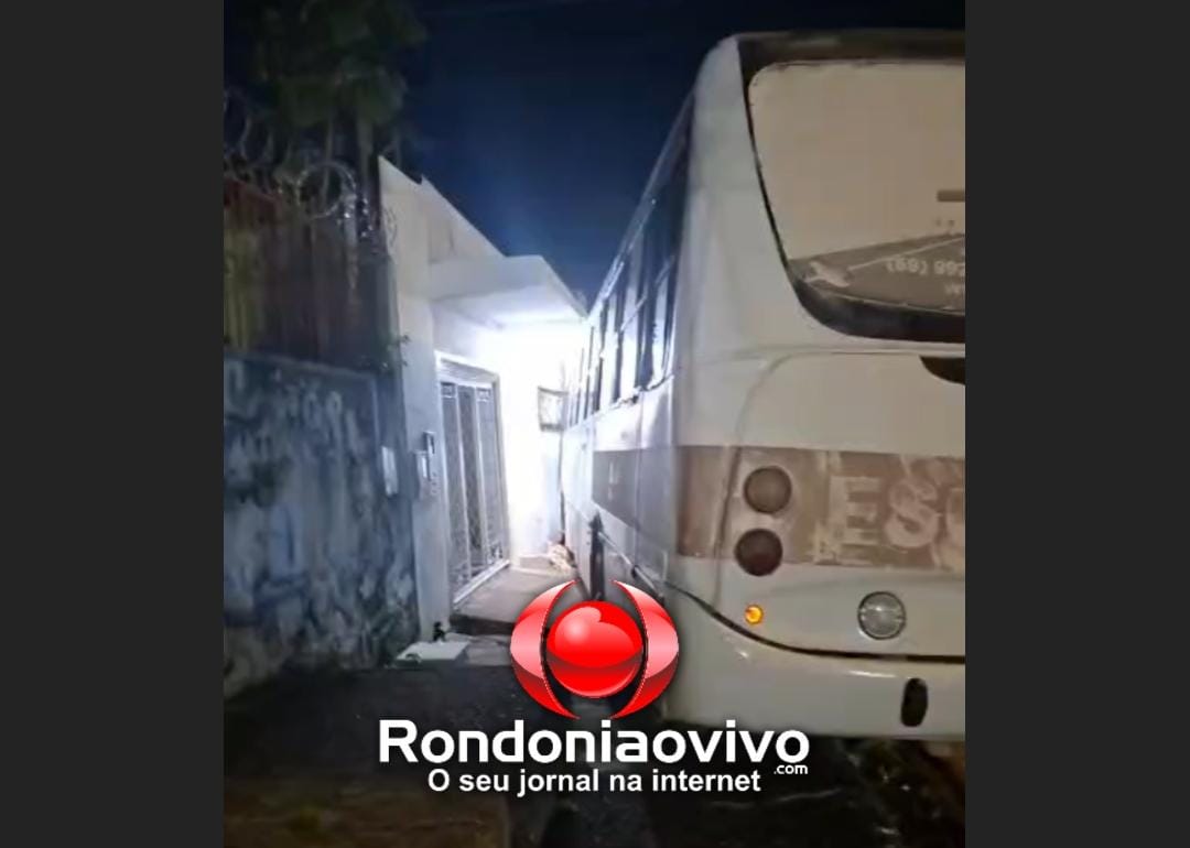 VÍDEO: Ônibus bate em muro de residência após motorista perder controle da direção