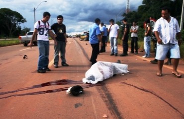 Acidente fatal entre caminhão guincho e moto em frente ao campus da  UNIR deixa duas vítimas fatais - Confira fotos