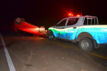 Condutor capota veículo e o abandona no meio de rodovia