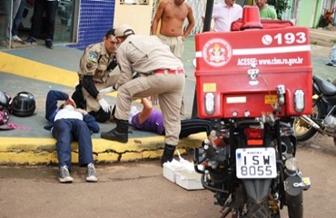 IMPRUDÊNCIA - Taxista avança preferencial e atropela duas mulheres em motocicleta - FOTOS