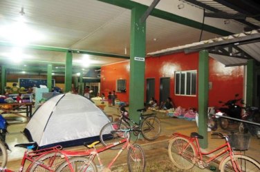 Pais acampam em escolas para tentar garantir matrículas