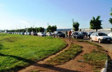 É O CAOS – Montagem de palco na avenida Costa e Silva provoca engarrafamento de mais de 1 km em horário de pico – Confira fotos