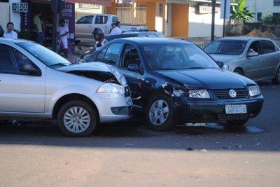 Motorista avança cruzamento e provoca colisão
