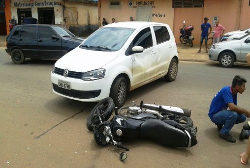 Mecânico fratura perna em grave acidente com automóvel