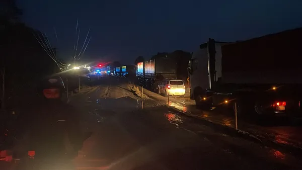 ACIDENTE: Tombamento interrompe pista no Km 42 da BR-364 em Rondônia