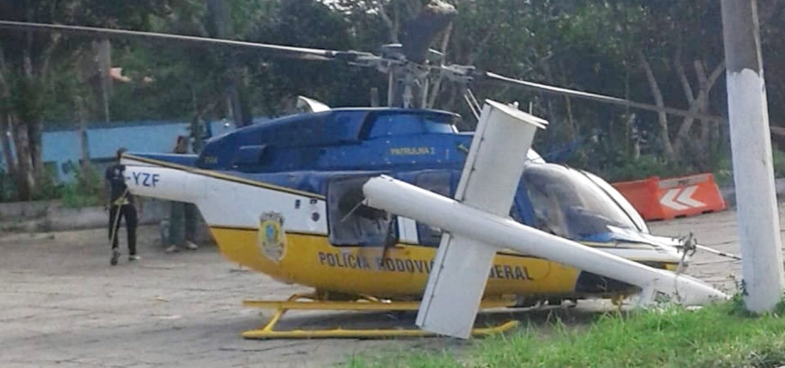 BATEU: Helicóptero da PRF colide com placa ao tentar pousar no pátio