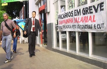 GREVE - Portovelheses são surpreendidos com faixas e cartazes nas portas dos bancos - fotos