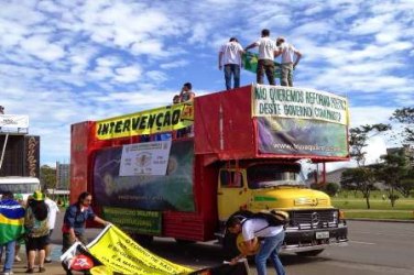 Grupos se enfrentam por intervenção militar em Brasília