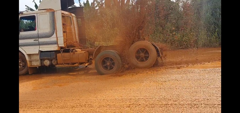 TÁ DÍFICIL: Lama, buracos e atoleiros tornam a Estrada do Belmonte um caos