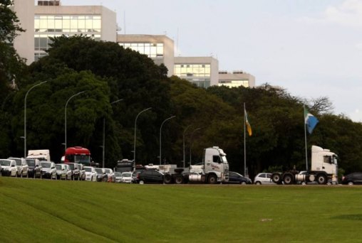 Governo tenta evitar greve de caminhoneiros