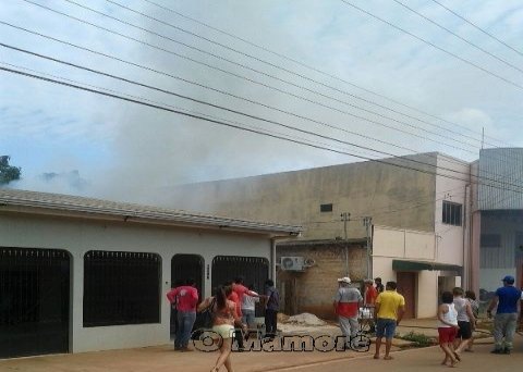 Bombeiros controlam incêndio em frente à creche