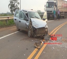 BR-421: Idosos ficam feridos em colisão frontal de carros