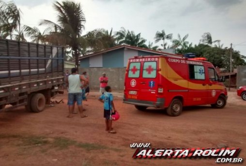 Motociclista sofre laceração no joelho após se chocar contra caminhão 