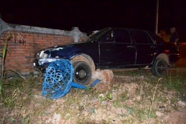 Motorista bate em Jipe, derruba lixeira, acerta muro e abandona carro