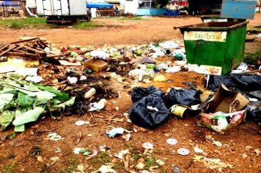 Moradores pedem solução para lixão e abrigo que serve para marginais