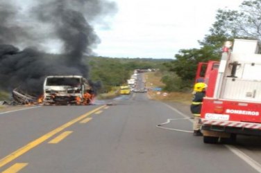 Pneu estoura e carreta pega fogo na BR-174