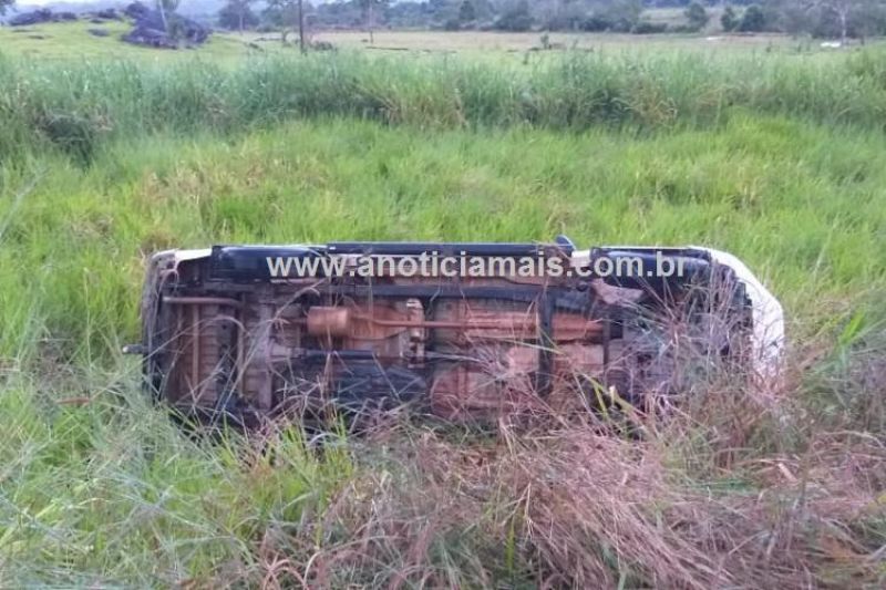 PISTA MOLHADA: Caminhonete de prefeitura capota após ultrapassagem na BR-364