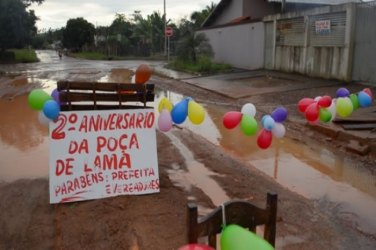 Moradores comemoram aniversário de lamaçal em protesto