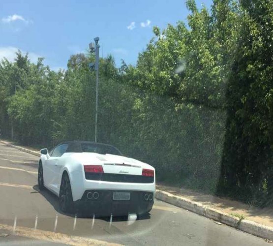 Carro de R$ 1 milhão é abandonado próximo a Ponte JK