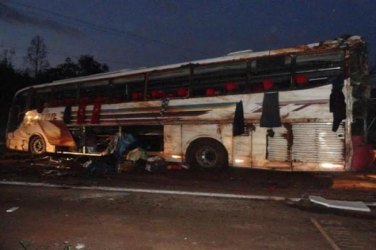 TRÁGICO - Ônibus tomba e faz oito vítimas fatais