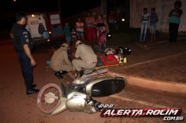 Mãe e filho ficam feridos em acidente entre carro e moto