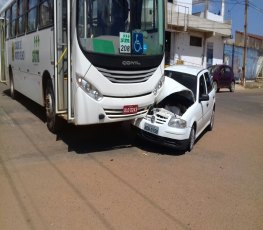 NA CAPITAL - Ônibus invade preferencial e provoca acidente