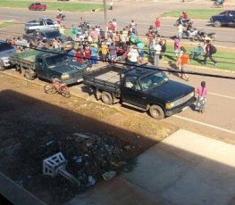 Motociclista é arremessado por mais de 20 metros após acidente