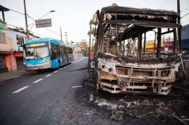 Tentativa de roubo termina com ônibus incendiados em  SP 