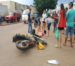 Colisão entre carro e moto deixa duas vítimas lesionadas