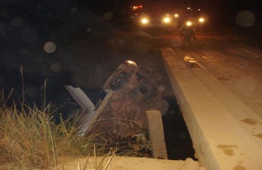 VALE DO ANARI – Motorista de carro bate em motociclista, sai em fuga e acaba caindo de ponte – Fotos  