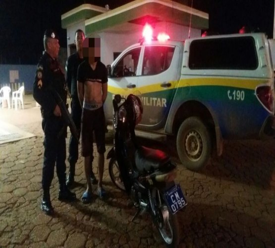 Adolescente é detido empurrando moto roubada na zona Leste